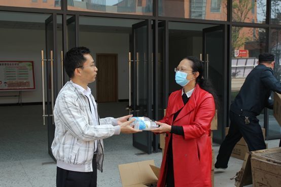 自贡高投集团向高新区基教中心捐赠1800瓶免洗洗手液